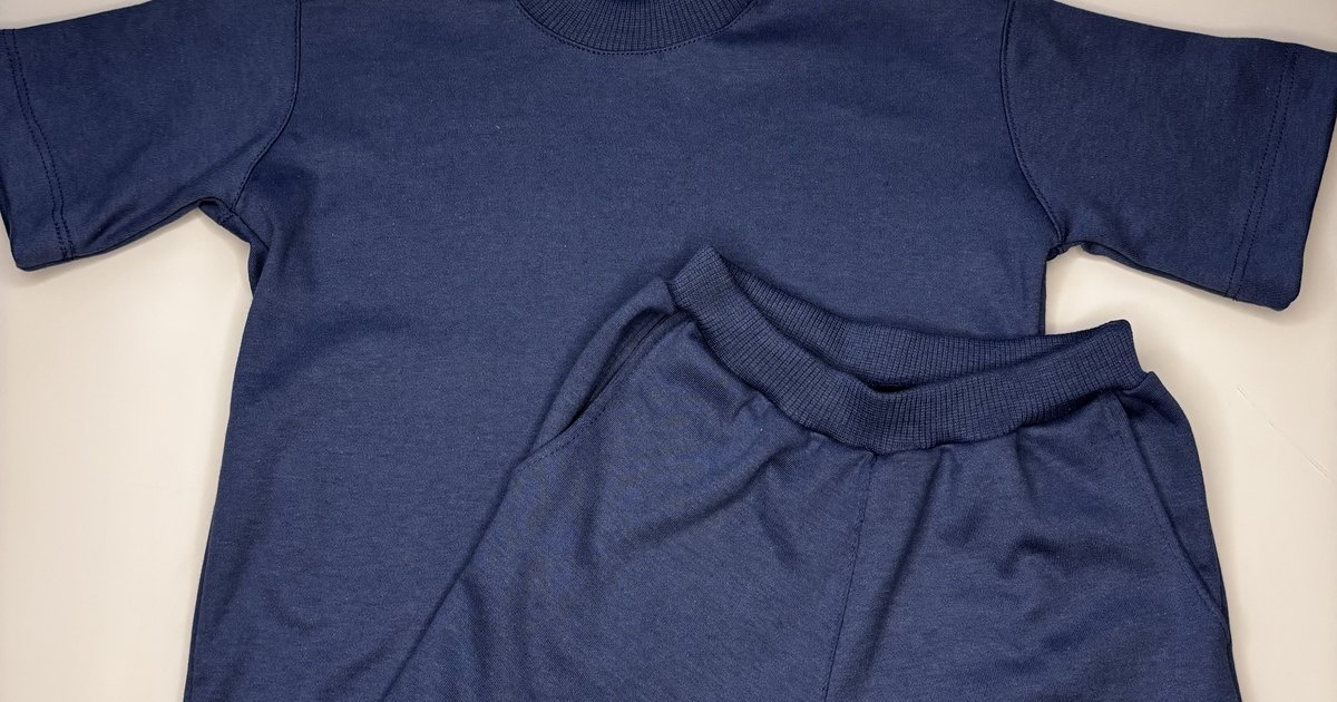 Conjunto infantil Noma Mini índigo — blusa e short — estendido para conferir as medidas